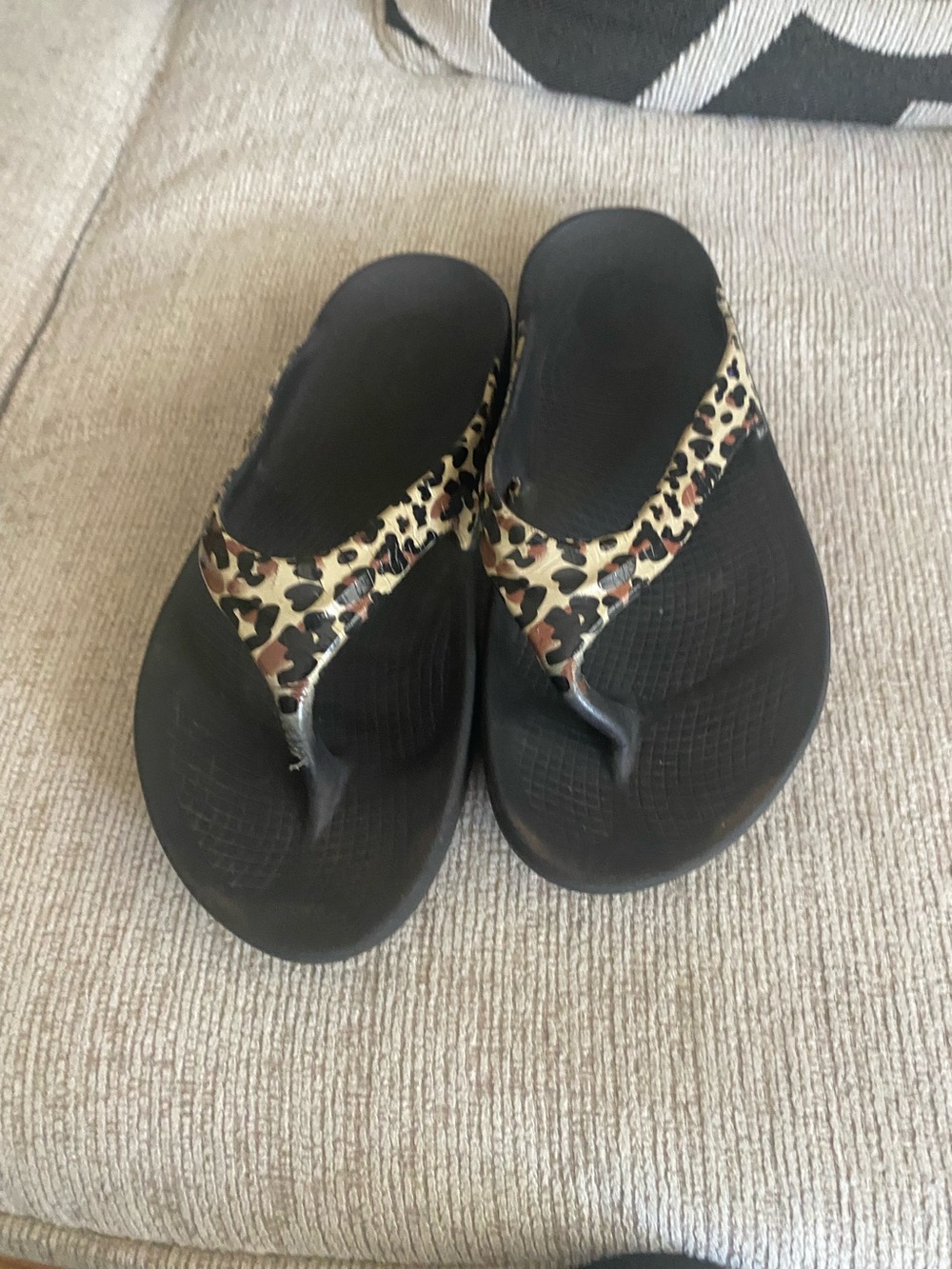 OOFOS Women's Black Sandals with Leopard-Print Straps